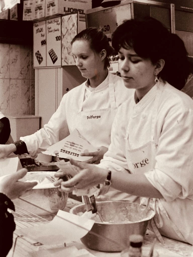 Pastry chefs at work in the Chez Claudy Paris atelier.